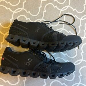 ON CLOUD Sleek Black Lace-Up Sneakers. Barely worn